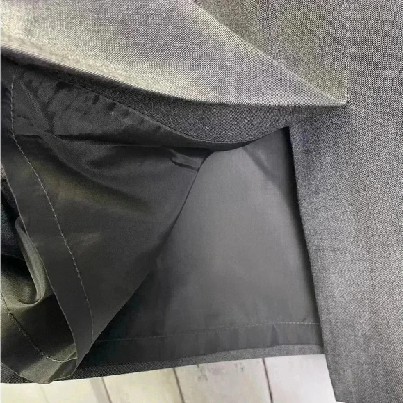 Tahari Gray two piece skirt suit size 8p - Picture 15 of 15